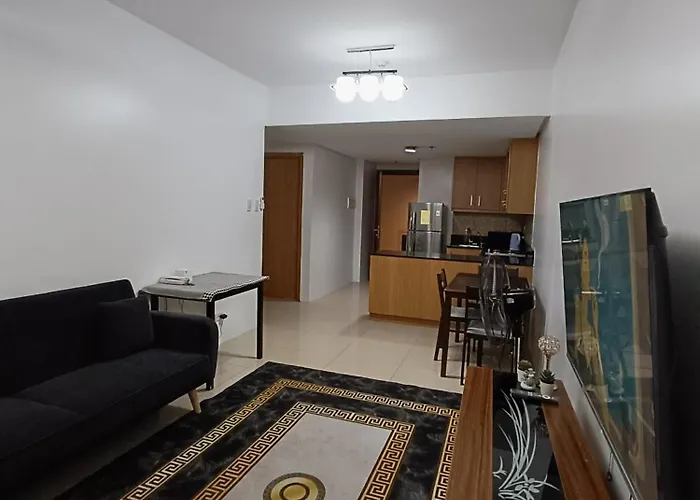 Spacious Living & Big Balcony - Pool View Manilla