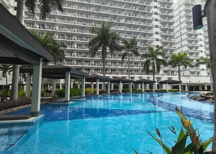 Spacious Living & Big Balcony - Pool View Manilla