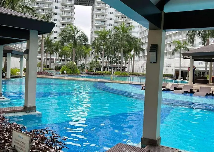 Spacious Living & Big Balcony - Pool View Manilla