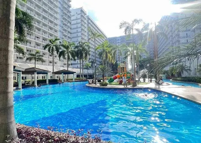 Spacious Living & Big Balcony - Pool View Manilla