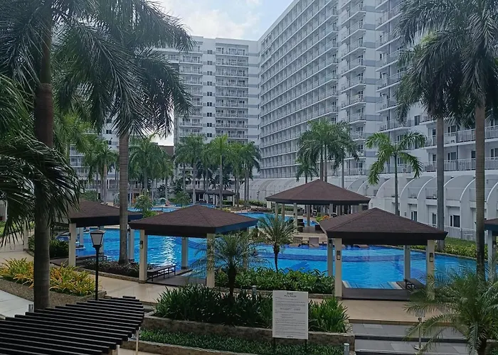 Spacious Living & Big Balcony - Pool View Manilla