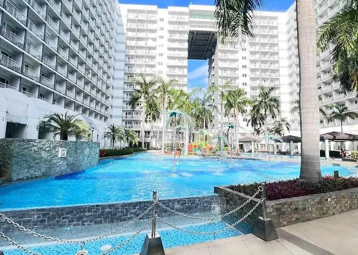 Spacious Living & Big Balcony - Pool View *